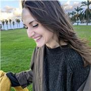 Diplomata al liceo linguistico, con formazione teatrale e musicale e con molteplici sperienze con bambini e adolescenti